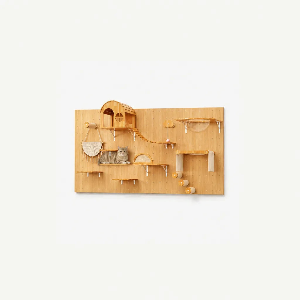 Air Paradise kattenklimmeubel – kat liggend op klimplateau naast macramé hangmand en houten kattenhuis