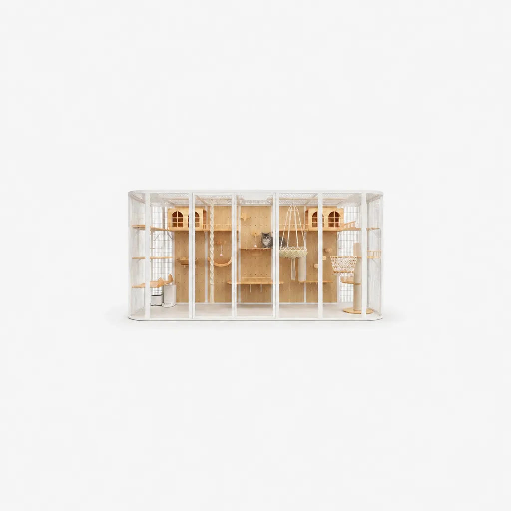 Mercury kattenvilla wit – vooraanzicht met kat op klimplateau, berkenhout wanden, macramé hangmand en krabpaal in wit metalen frame