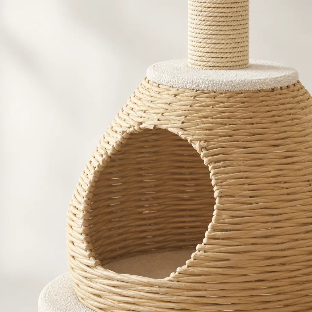 Weaving Tree House krabpaal – close-up van gevlochten kattenholletje met ronde ingang, bouclé tussenschijf en sisalkrabpaal